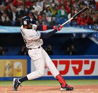 　７回、サンタナが遊撃に同点内野安打を放つ