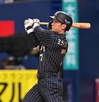 　８回、適時二塁打を放つ西川（撮影・西田忠信）