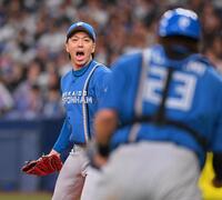 　１０回、頓宮を捕邪飛に仕留め、ほえる宮西（撮影・西田忠信）