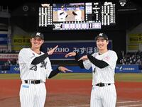 　バットでチームの勝利に貢献し波乗りポーズを決める石川慎（左）と友杉（撮影・開出牧）