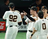 　最後を締めたマルティネスからウイニングボールを受け取りご機嫌の山崎（撮影・金田祐二）