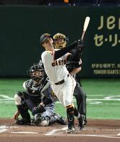 　１回、左越えに先制２ランを放つ若林（撮影・金田祐二）