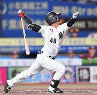 　８回、左飛に倒れた立松（撮影・開出牧）