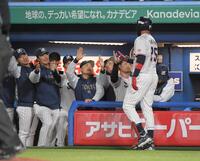 　５回、サンタナ（右）は左越えに同点ソロを放ち、ナインに迎えられる（撮影・佐藤厚）