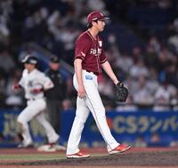 　６回、藤岡（後方）に右越え２ランを打たれた西垣（撮影・開出牧）