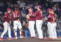 　２回、ソトに四球を与え満塁のピンチを迎えた藤井（中央）＝撮影・開出牧