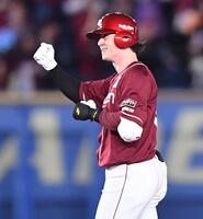 　５回、中越え適時二塁打を放ちガッツポーズを決める伊藤（撮影・開出牧）