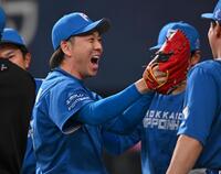 　１０回、頓宮を捕邪飛に仕留め笑顔でベンチに戻る宮西（撮影・西田忠信）