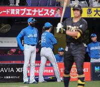 　８回裏、選手交代を告げるためベンチを出る新庄監督（撮影・坂部計介）