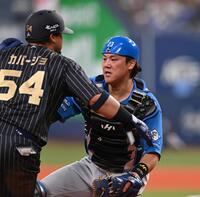 　５回、西川の打球で本塁を狙った三走・ディアス（左）にタッチする伏見（撮影・西田忠信）