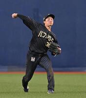 　１２回、レイエスの打球を本塁へ好返球する広岡（撮影・西田忠信）