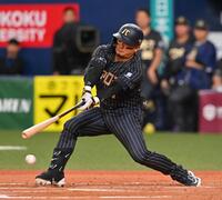 　１０回、サヨナラ機に空振り三振に倒れる森（撮影・西田忠信）