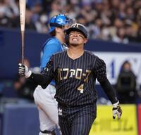 　８回、空振り三振に倒れ、くやしそうな表情の森（撮影・坂部計介）