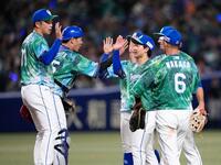 　ＤｅＮＡに勝利し、タッチを交わす中日ナイン