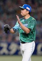 　３回、桑原を併殺に打ち取り、グラブをたたく大野