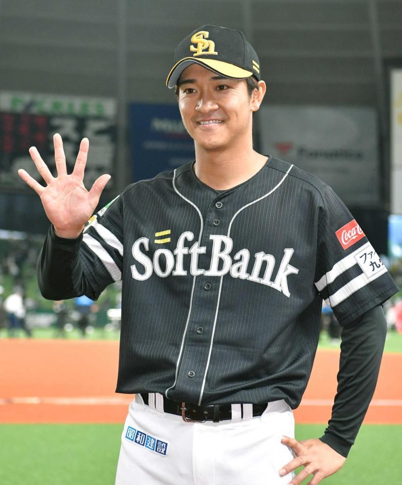 　笑顔で５連勝を示す柳町