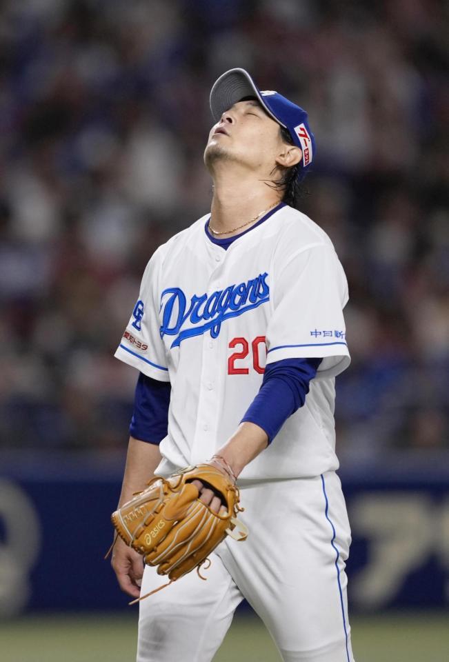 　５回の投球を終え、ベンチに戻る涌井