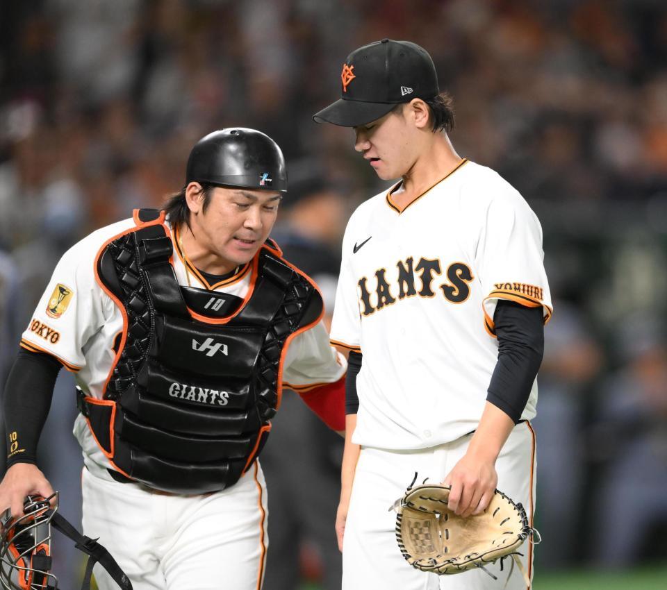 　１回、ベンチに戻る井上。左は甲斐（撮影・堀内翔）