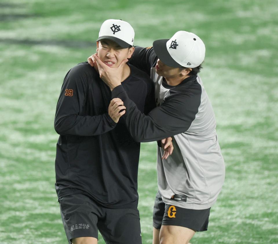 　大勢とじゃれ合う山崎（撮影・金田祐二）