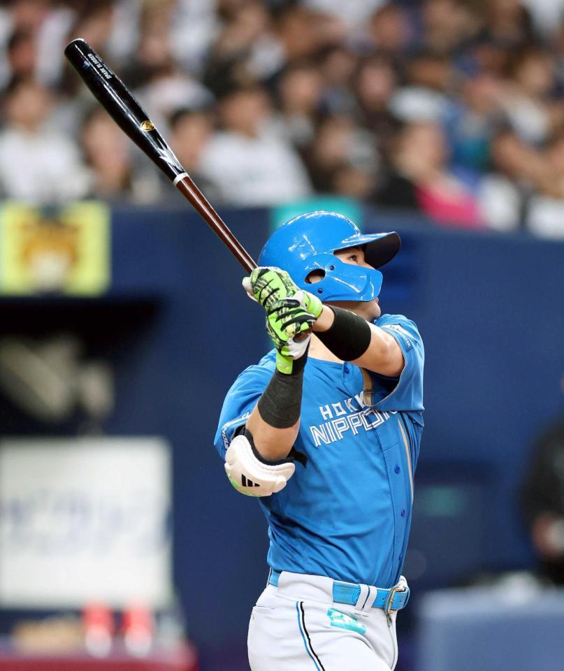 　６回、“魚雷バット”で２ランを放つ清宮幸（撮影・山口登）