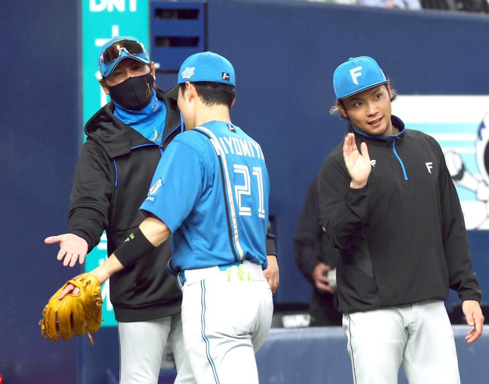 　清宮幸を迎える新庄監督。右は伊藤