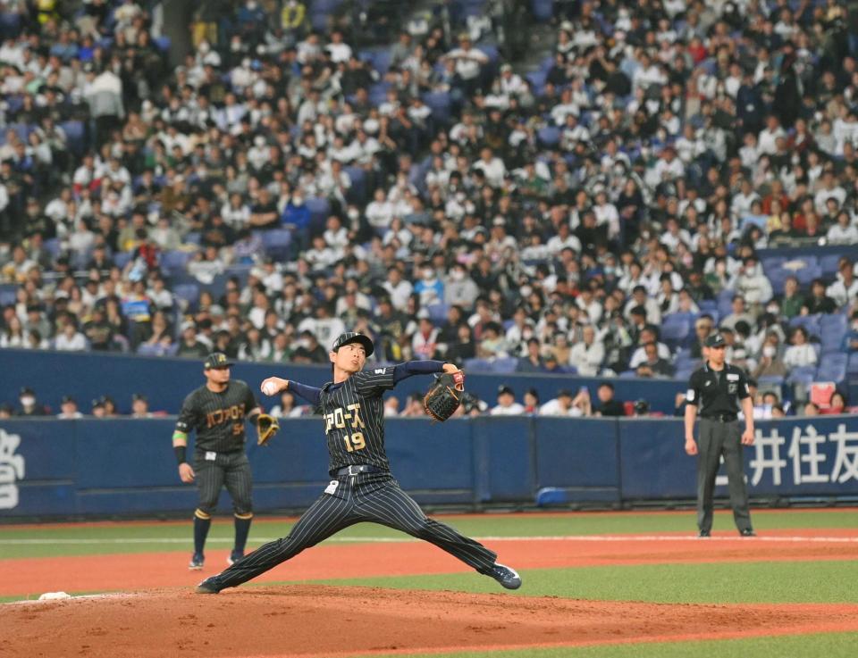 　５回、ファンが見守る中、力投する山岡