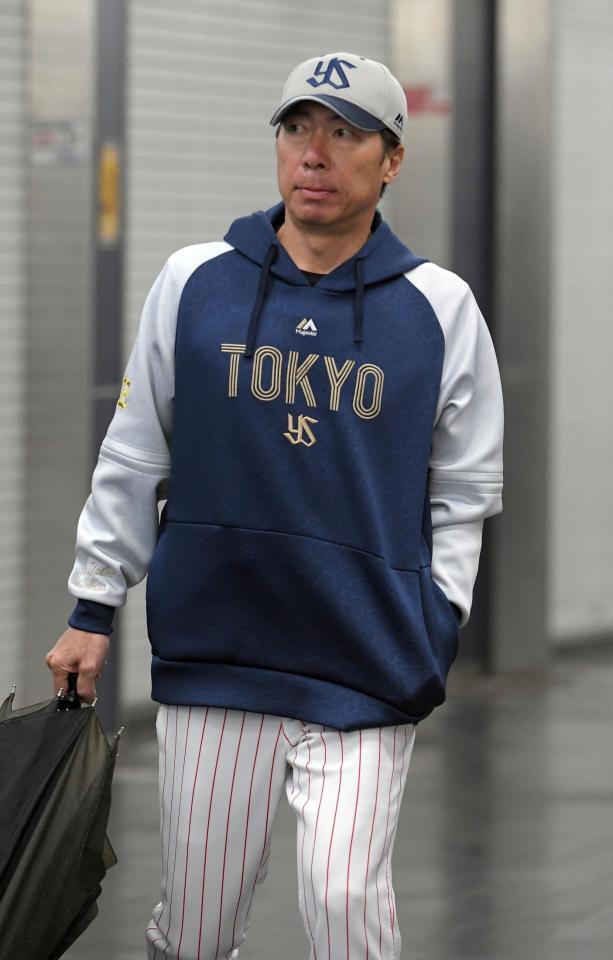 　室内練習場に向かう高津監督（撮影・佐藤厚）