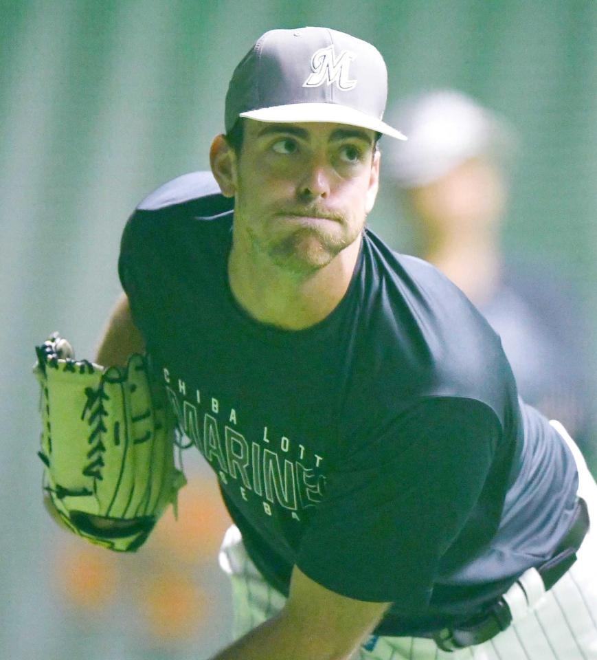 　室内でキャッチボールするサモンズ