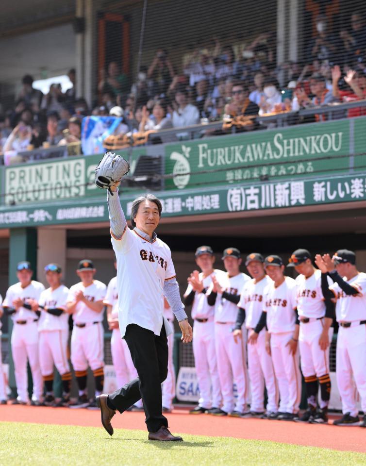 　始球式を終え、スタンドの拍手に応える松井秀喜氏（撮影・伊藤笙子）