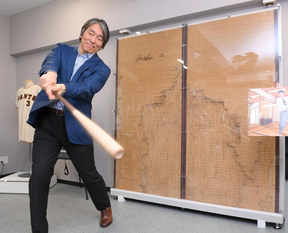 　球場内に設置された「松井畳」を前にスイングする松井秀喜氏（撮影・伊藤笙子）