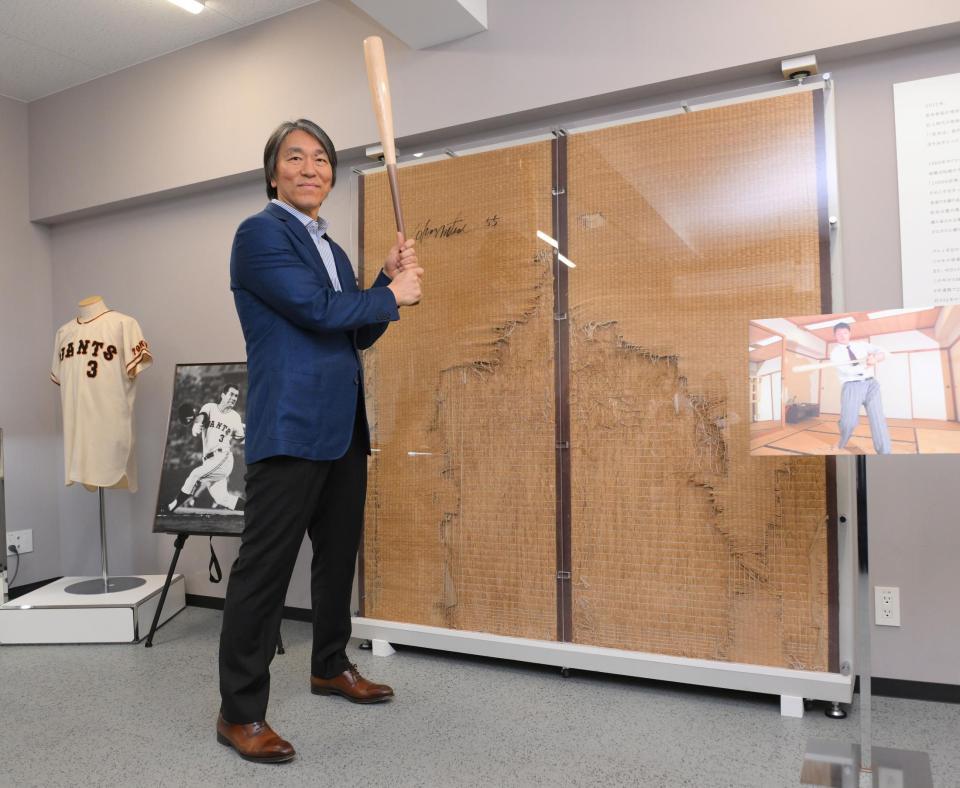　球場内に設置された「松井畳」を前にする松井秀喜氏（撮影・伊藤笙子）