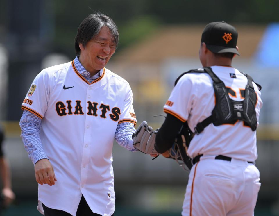 　始球式を終え、山瀬（右）からボールを受け取る松井秀喜氏（撮影・伊藤笙子）