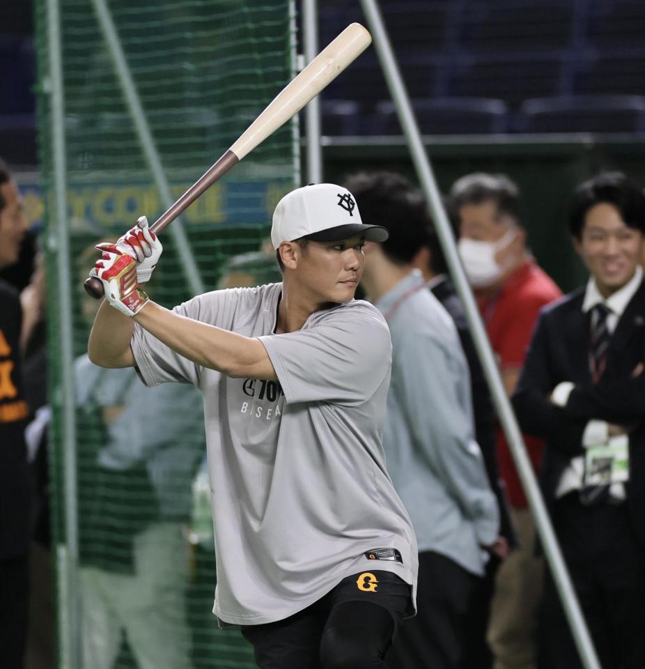 　打撃練習をする坂本（撮影・田中太一）