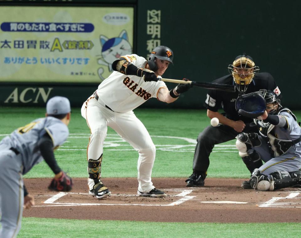 　１回、送りバントをきめるキャベッジ（撮影・金田祐二）