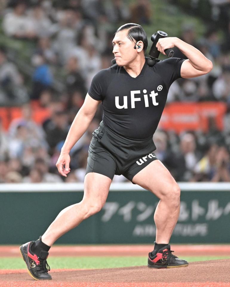 セレモニアルピッチを務めたオードリーの春日俊彰（撮影・持木克友）