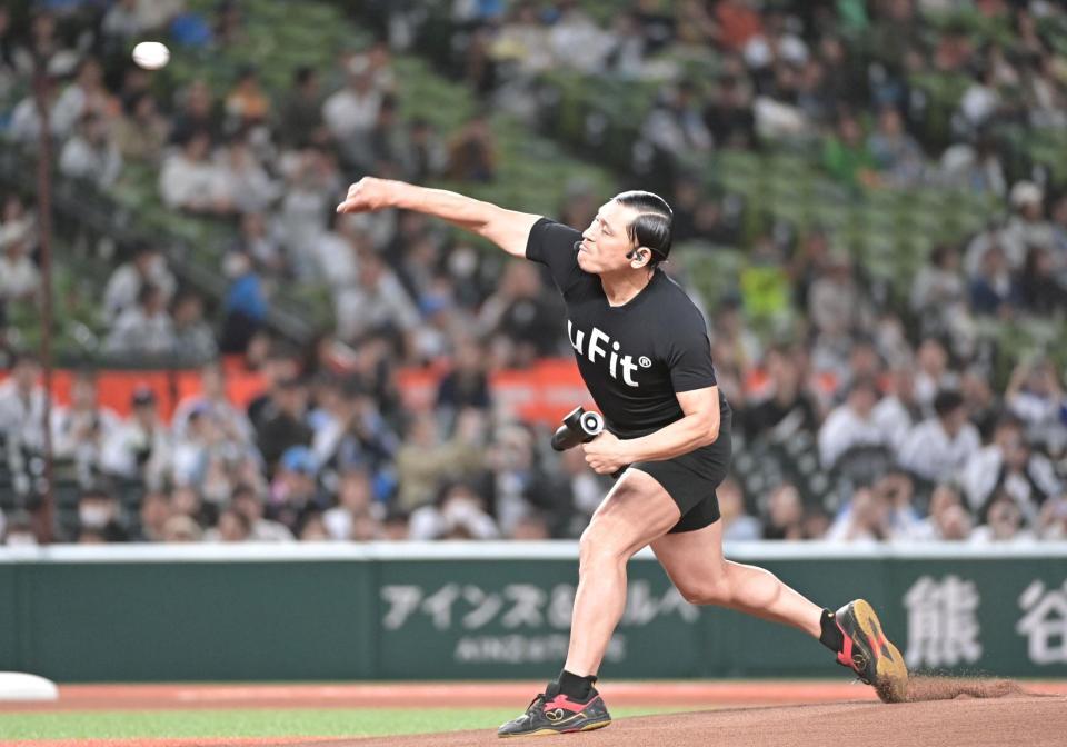 　セレモニアルピッチを務めたオードリー・春日俊彰（撮影・持