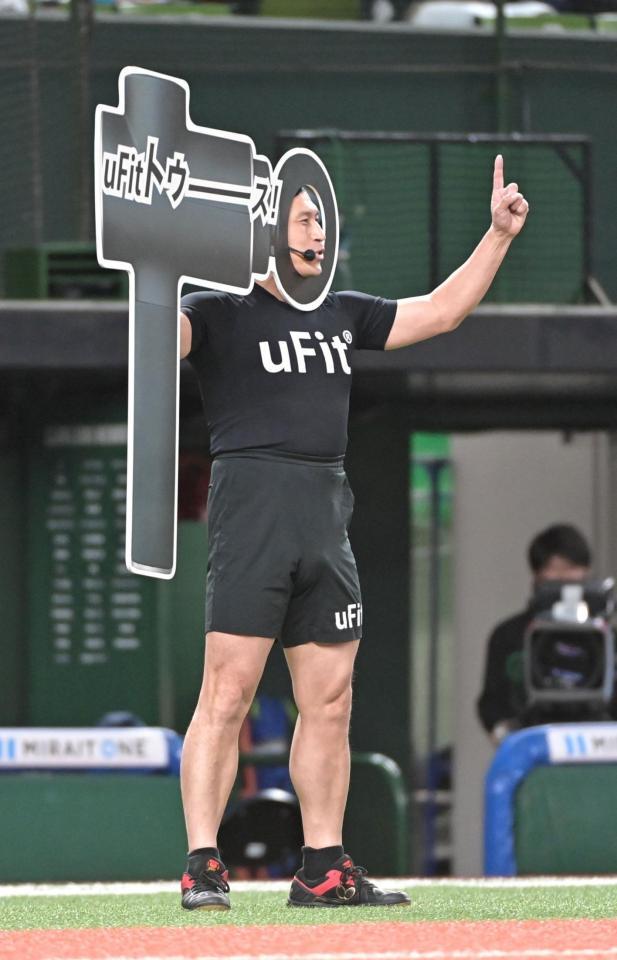 　セレモニアルピッチに登場したオードリー・春日俊彰（撮影・持