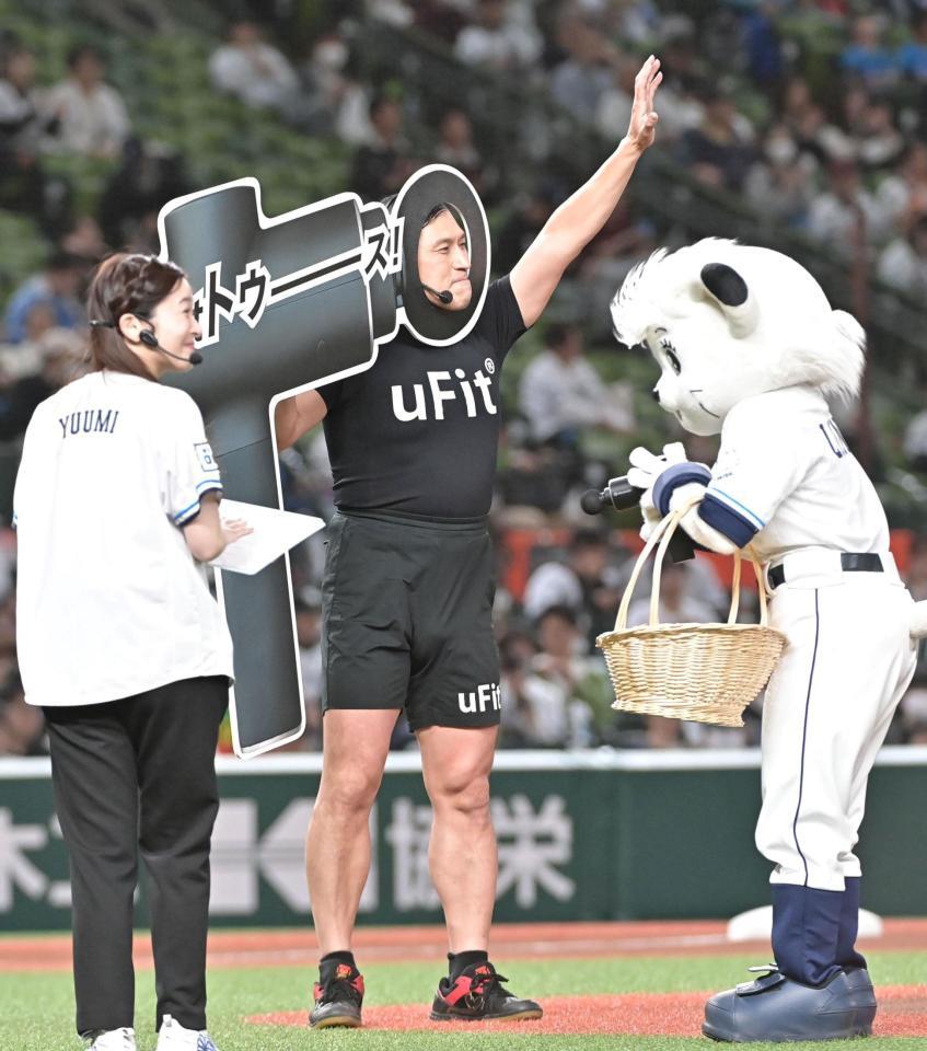 スタンドの声援に応えるオードリーの春日俊彰（撮影・持木克友）