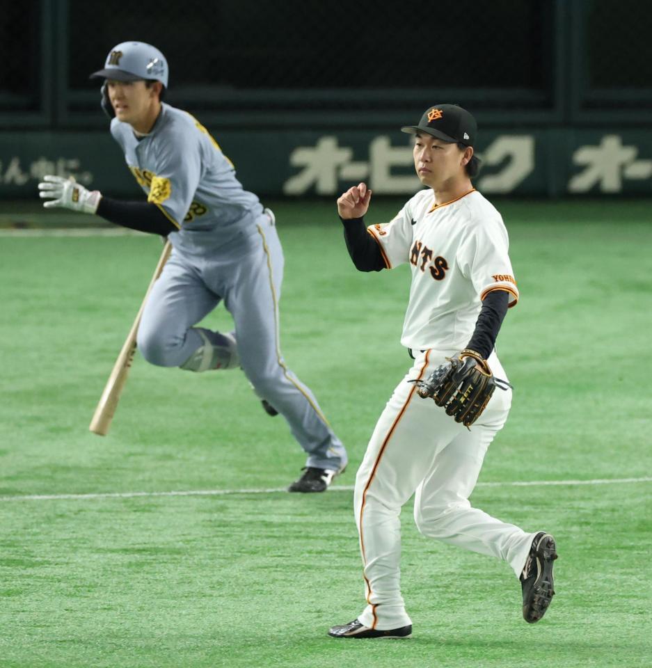 ２回、小幡の二ゴロが悪送球となり失点する山崎（撮影・金田祐二）