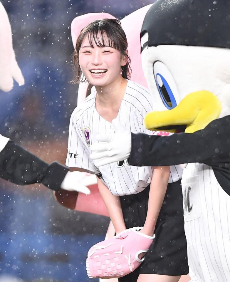 　始球式を務め笑顔をふりまく安井南（撮影・開出牧）