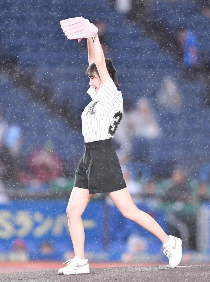 　始球式を務めポーズを決める安井南（撮影・開出牧）