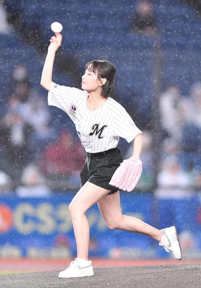 　始球式を務める安井南（撮影・開出牧）