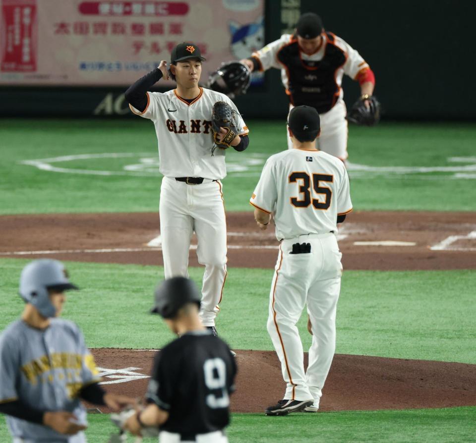 　２回、吉川の悪送球で失点し厳しい表情の山崎（撮影・金田祐二）