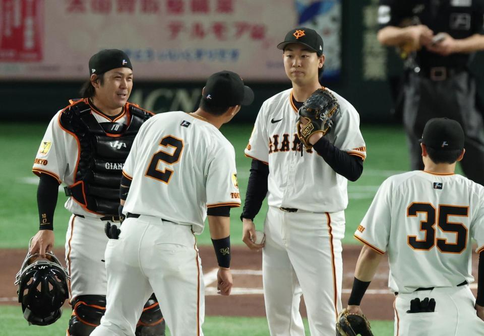 　２回、吉川（２）の悪送球で失点し厳しい表情の山崎（撮影・金田祐二）