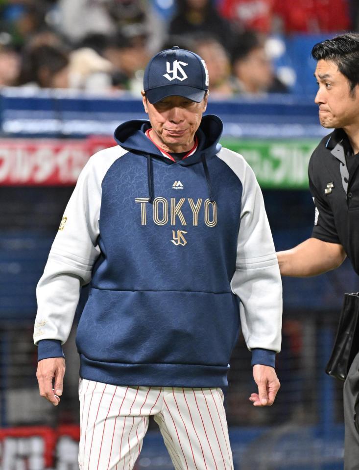 　４回を終え、選手交代を告げる高津監督