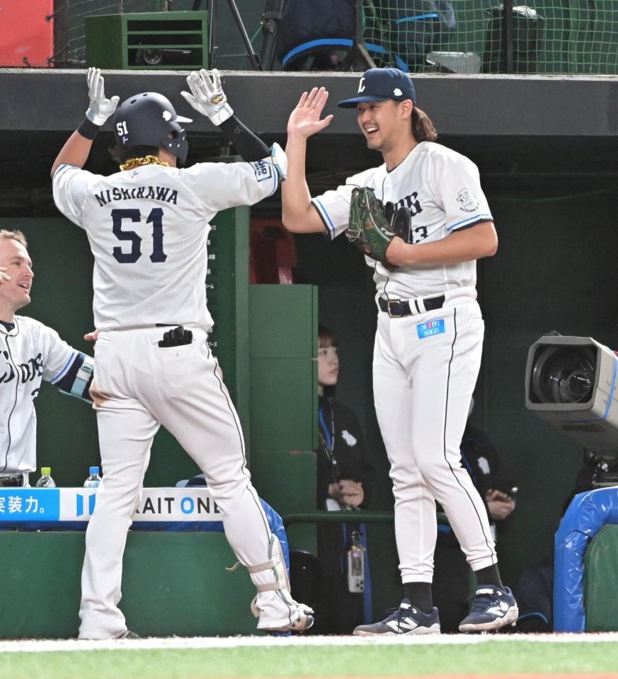 　３回、本塁打を放った西川（左）を出迎える高橋（撮影・持木克友） 