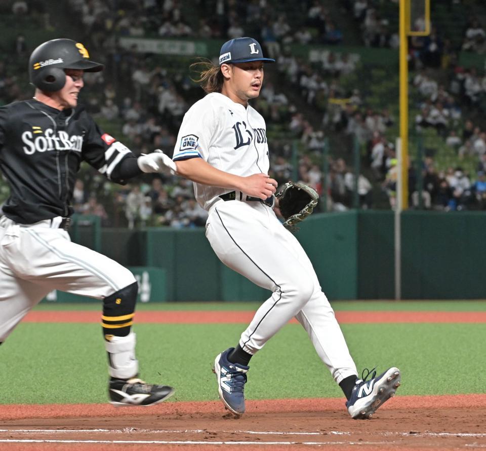 　４回、牧原大（左）の一ゴロでベースカバーに向かう高橋（撮影・持木克友）