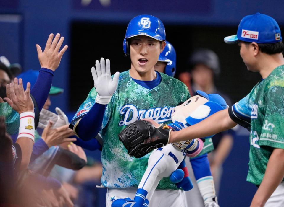 １回、先制２ランを放ち、ベンチ前でタッチを交わす上林