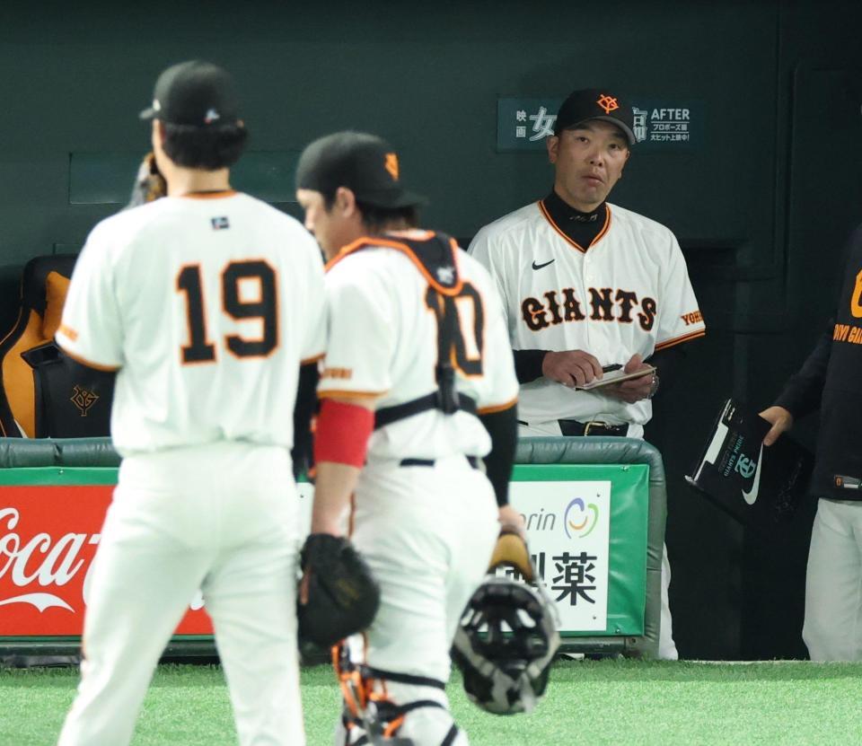 　３回、同点にされた山崎、甲斐のバッテリーに視線を送る阿部監督（撮影・金田祐二）