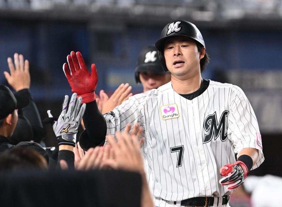 　６回、右越え２ランを放ちナインとタッチを交わす藤岡（撮影・開出牧）